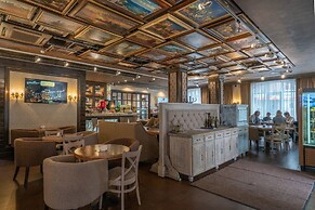Attache Hotel