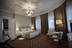 Attache Hotel