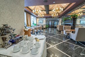 Attache Hotel