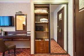 Attache Hotel
