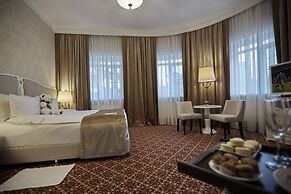 Attache Hotel