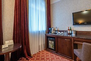 Attache Hotel