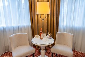 Attache Hotel
