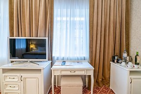 Attache Hotel