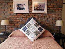 Amzee Bokmakierie Guest House