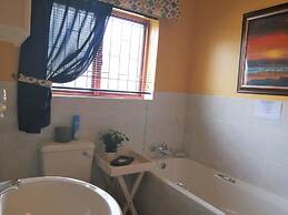 Amzee Bokmakierie Guest House