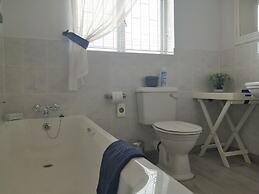 Amzee Bokmakierie Guest House