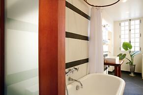 La Porte Rouge - The Red Door Inn Chambres d'Hotes
