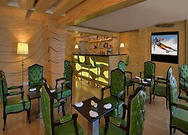 Taurus Sarovar Portico