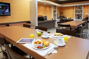 Econo Lodge Inn & Suites