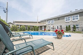 Econo Lodge Inn & Suites