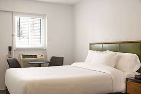 Econo Lodge Inn & Suites