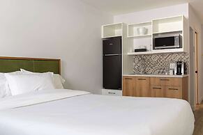 Econo Lodge Inn & Suites