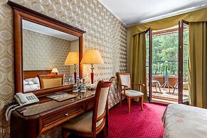 Hotel Dworek Tryumf Dąbrowscy Spółka Jawna
