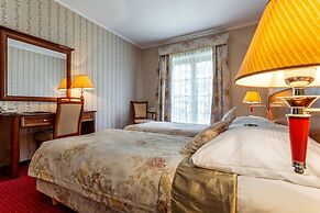 Hotel Dworek Tryumf Dąbrowscy Spółka Jawna
