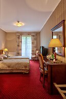 Hotel Dworek Tryumf Dąbrowscy Spółka Jawna