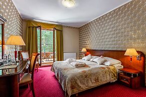 Hotel Dworek Tryumf Dąbrowscy Spółka Jawna