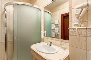 Hotel Dworek Tryumf Dąbrowscy Spółka Jawna