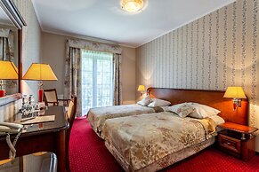 Hotel Dworek Tryumf Dąbrowscy Spółka Jawna