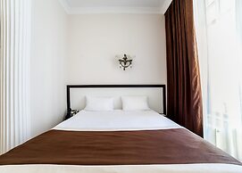 Corona Hotel & Apartments