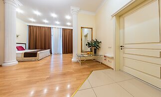 Corona Hotel & Apartments