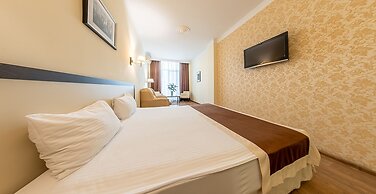 Corona Hotel & Apartments