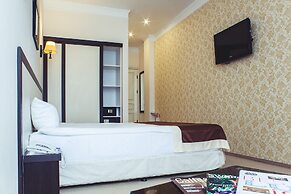 Corona Hotel & Apartments