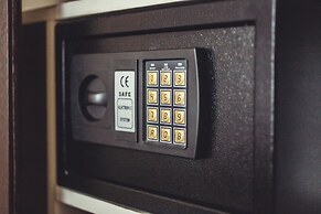 Corona Hotel & Apartments