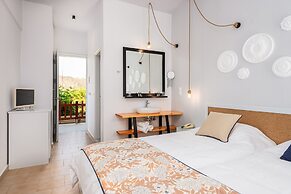 Mrs Chryssana Beach Hotel