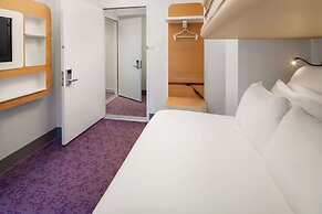 YOTEL New York Times Square