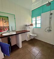 Linareva Moorea Beach Resort
