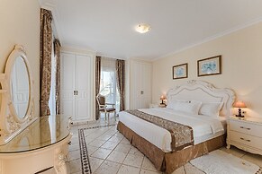 Flamingo Suites Boutique Hotel