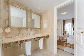 Flamingo Suites Boutique Hotel