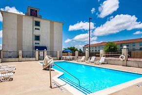 Motel 6 Cleburne, TX