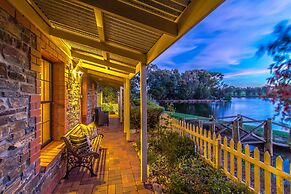 Stonewell Cottages & Vineyards