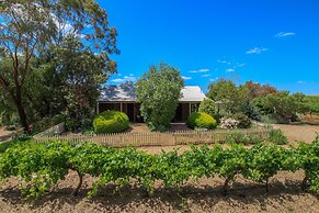 Stonewell Cottages & Vineyards
