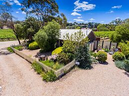 Stonewell Cottages & Vineyards
