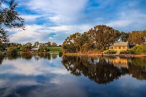 Stonewell Cottages & Vineyards