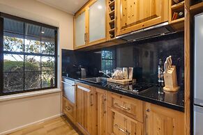 Stonewell Cottages & Vineyards