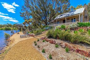 Stonewell Cottages & Vineyards