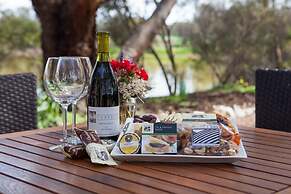 Stonewell Cottages & Vineyards