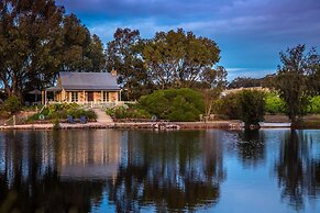 Stonewell Cottages & Vineyards