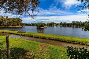 Stonewell Cottages & Vineyards