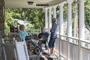 Calhoun House Inn & Suites