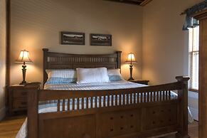 Calhoun House Inn & Suites