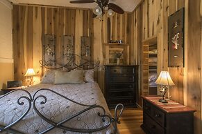 Calhoun House Inn & Suites