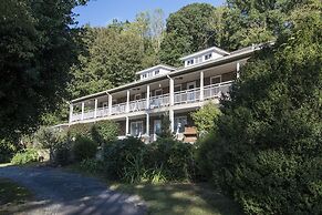 Calhoun House Inn & Suites