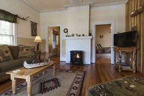 Calhoun House Inn & Suites