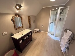 Tudor Manor Bed & Breakfast