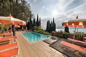 Residence Gardasee Apartments with Lake View